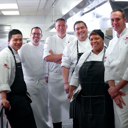 Bir restoran mutfağında Marriott şeflerinden oluşan, çeşitlilk barındıran bir grup