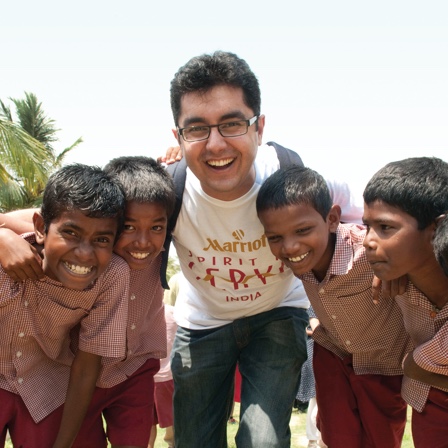 Hindistan'da gönüllü faaliyet yürüten bir Marriott çalışanı