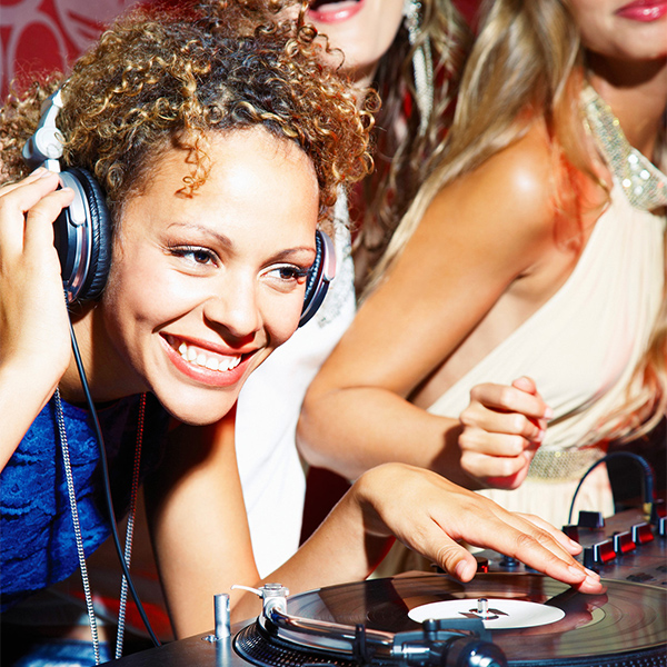 Una mujer DJ animando una fiesta.